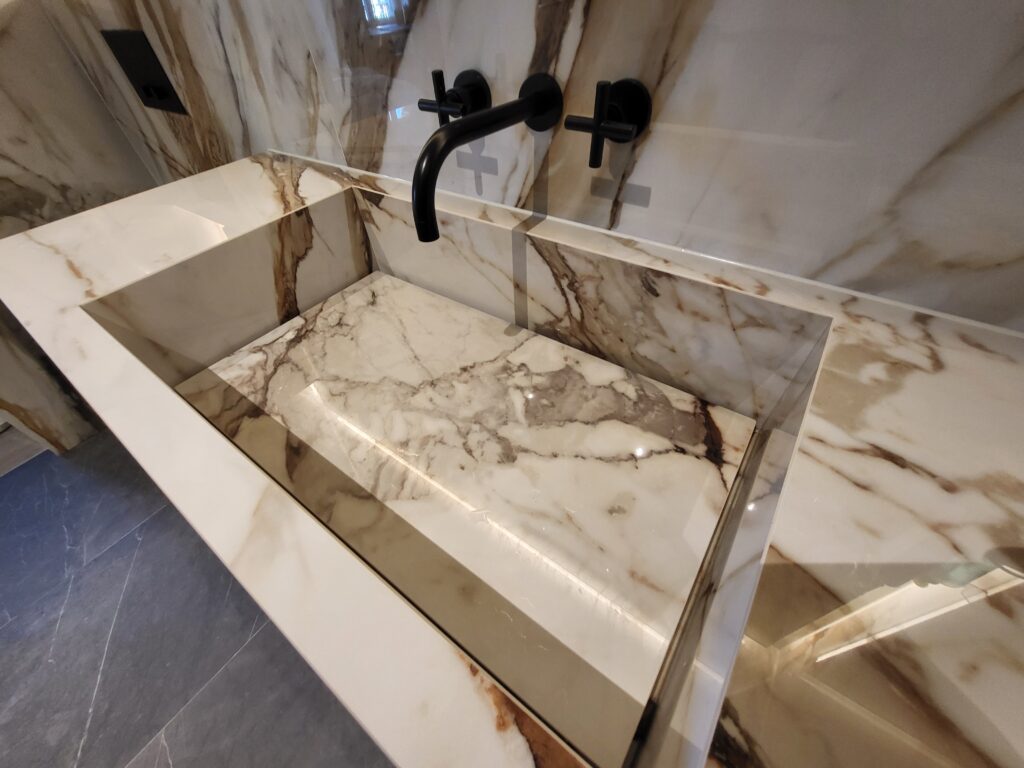 Lavabo sur mesure en marbre et carrelage Lavabo sur mesure en marbre et carrelage