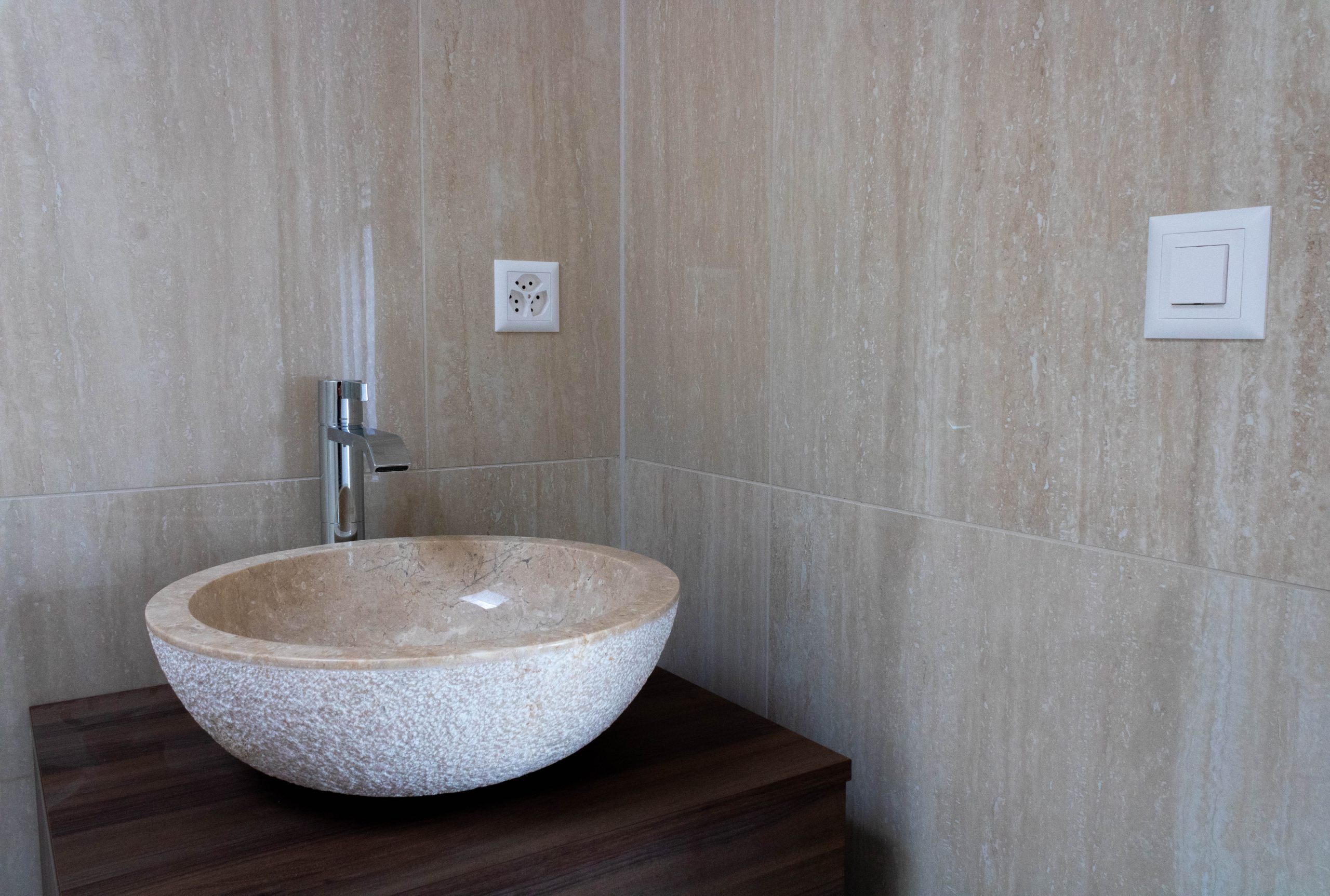 Salle de bain en travertin avec lavabo en pierre Salle de bain en travertin avec lavabo en pierre