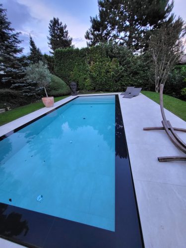 Piscine à débordement