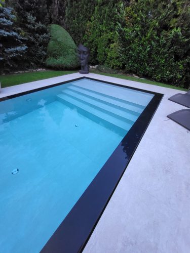 Piscine à débordement